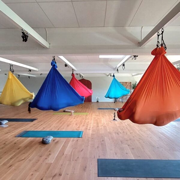 Shavasana im Tuch